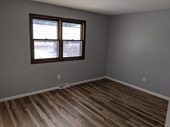 5th image of 1031 33rd St SE