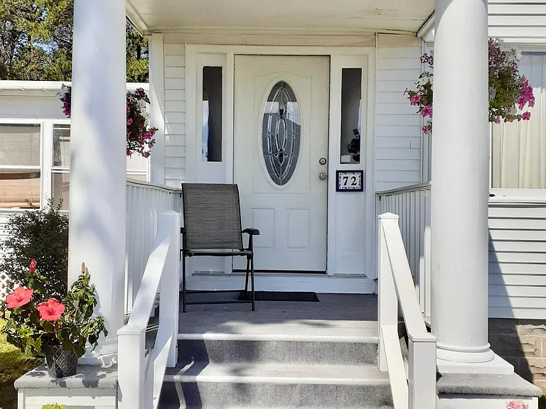 72 Oceanside Dr — Photo 2
