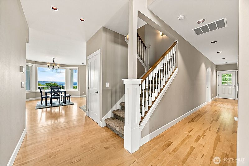3rd image of 5601 48th Avenue E