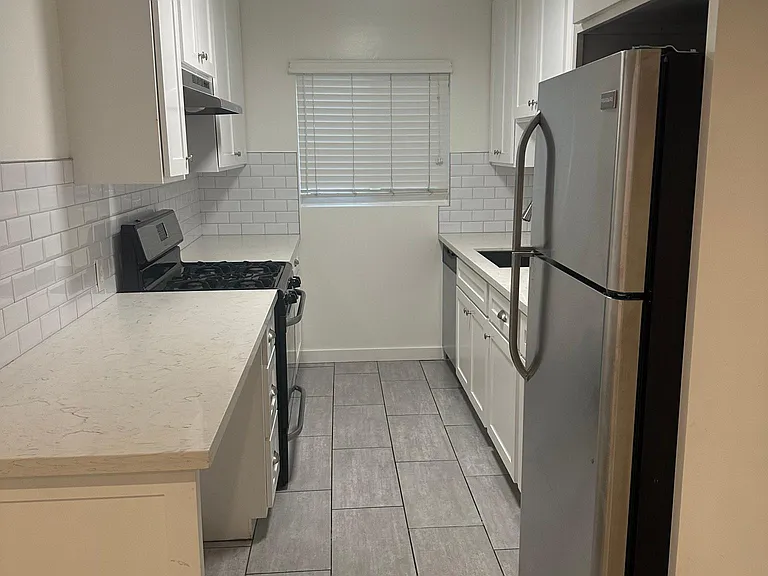 7555 De Longpre Ave #9 — Photo 6
