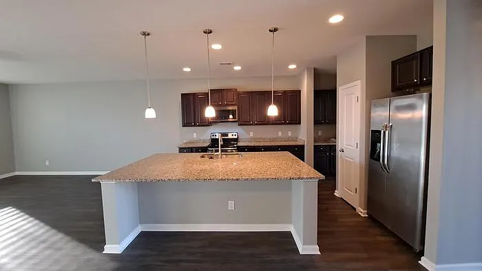 5 bed, 3.0 bath, 3004 sqft, $2,500 — Photo 4