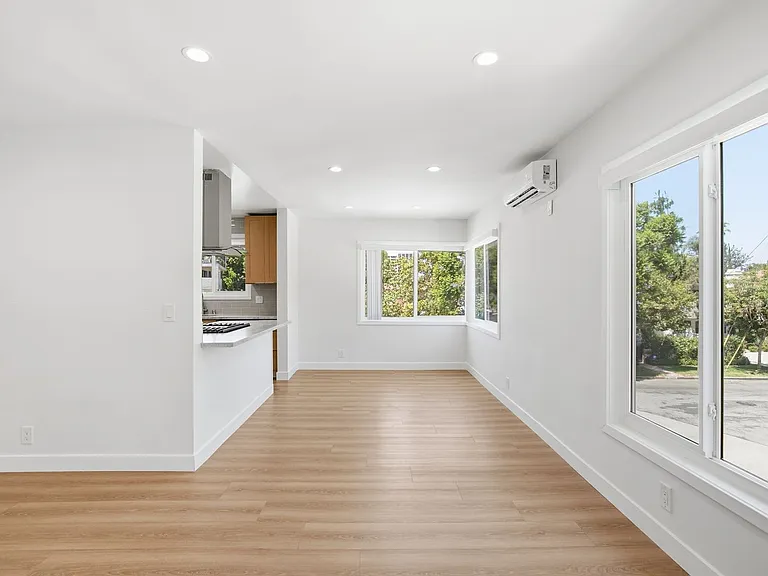 4321 Saugus Ave — Photo 7
