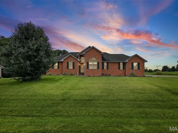 31607 Red Oak Dr, Brighton, IL 62012