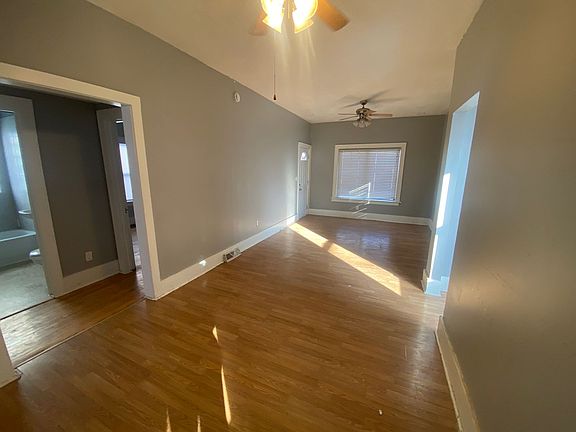3rd image of 124 N Thornwood Ave