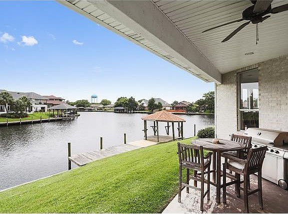 Outdoor kitchen has AC