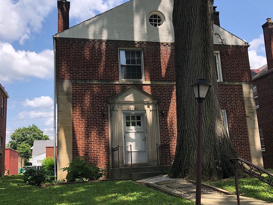 Quiet street within walking distance of Grandview restaurants, shops and businesses.