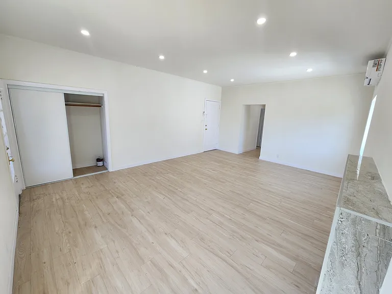 737 N Ridgewood Pl #1/2 — Photo 2
