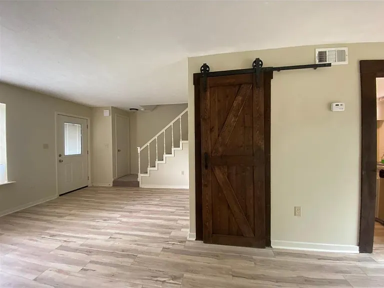 302 Lindale St #B — Photo 12