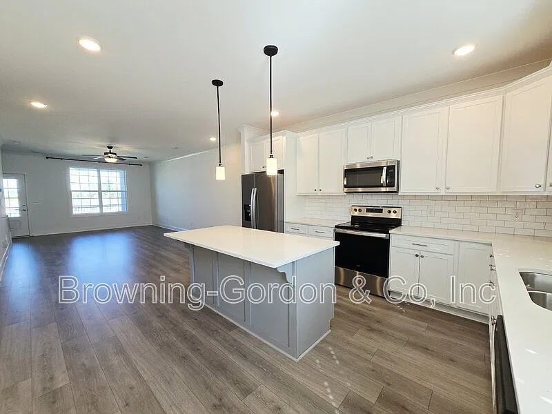 2 bed, 3.5 bath, 1901 sqft, $2,400 — Photo 3