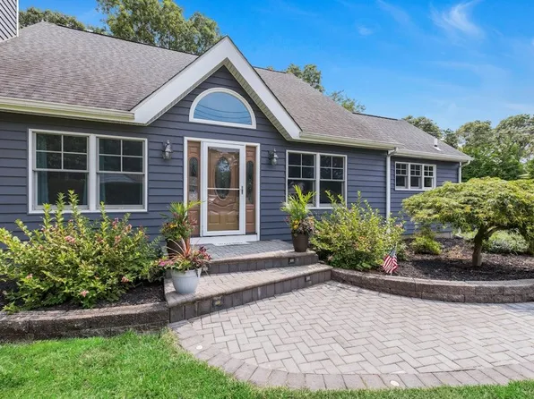 111 W Tiana Rd, Hampton Bays, NY 11946