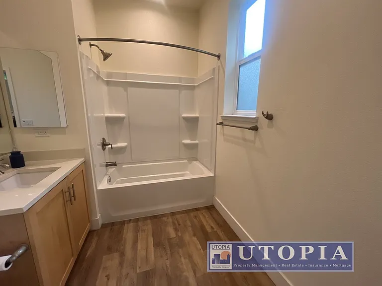 Beautiful and Spacious 3-bedroom, 3.5-bathroom Townhouse Located in the heart of Seabright. — Photo 5