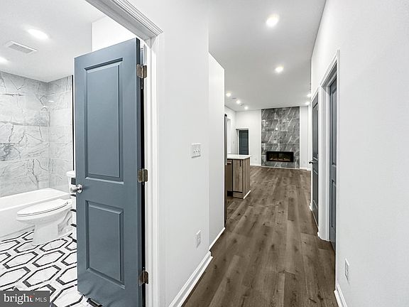 5th image of 2028 W Westmoreland St