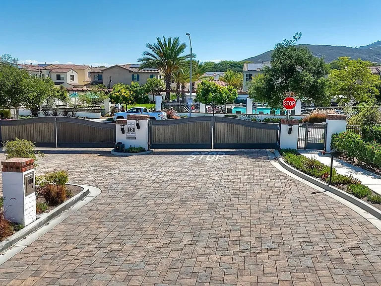 729 Merit Dr — Photo 31
