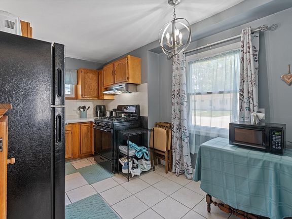 3rd image of 935 Canterbury Dr