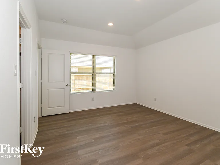 712 Willow Harbor Ln — Photo 13