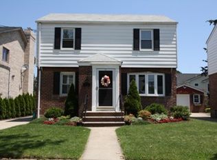 468 Latham Rd, Mineola, NY 11501