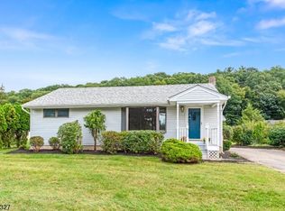 21 Janet Dr, Mine Hill, NJ 07803