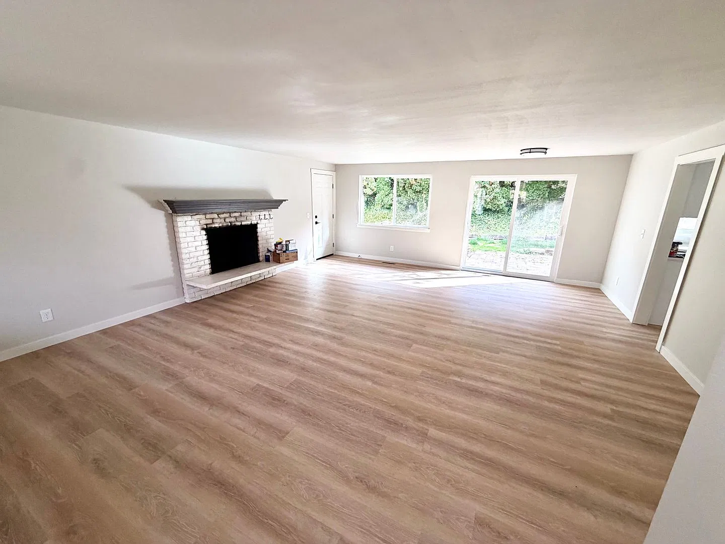 Spacious Hillside Retreat with Sweeping Views | 3510 Croisan Scenic Way S, Salem, OR 97302 — Photo 3
