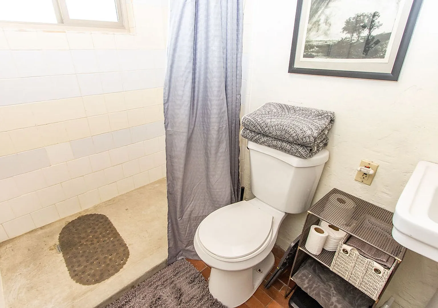 Temporary, Furnished Rental! — Photo 2