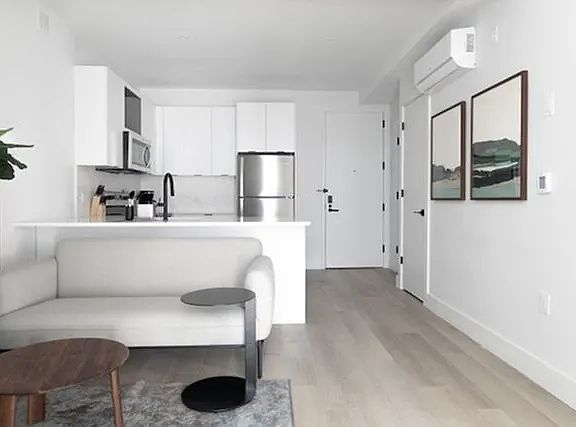 3rd image of 215 E 124th St APT 2I