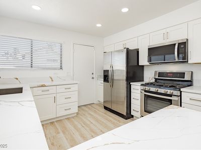 129 Farkas Ln, Las Vegas, NV, 89145