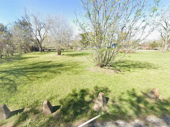 202 Dawson St, Sealy, TX 77474