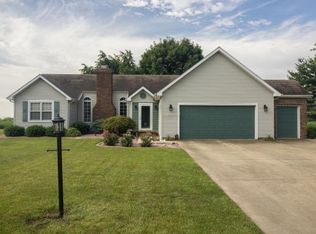 16 Greenbriar Dr, Mattoon, IL