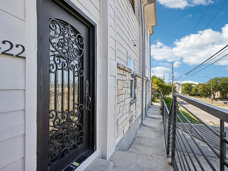 422 N Marlborough Ave — Photo 30