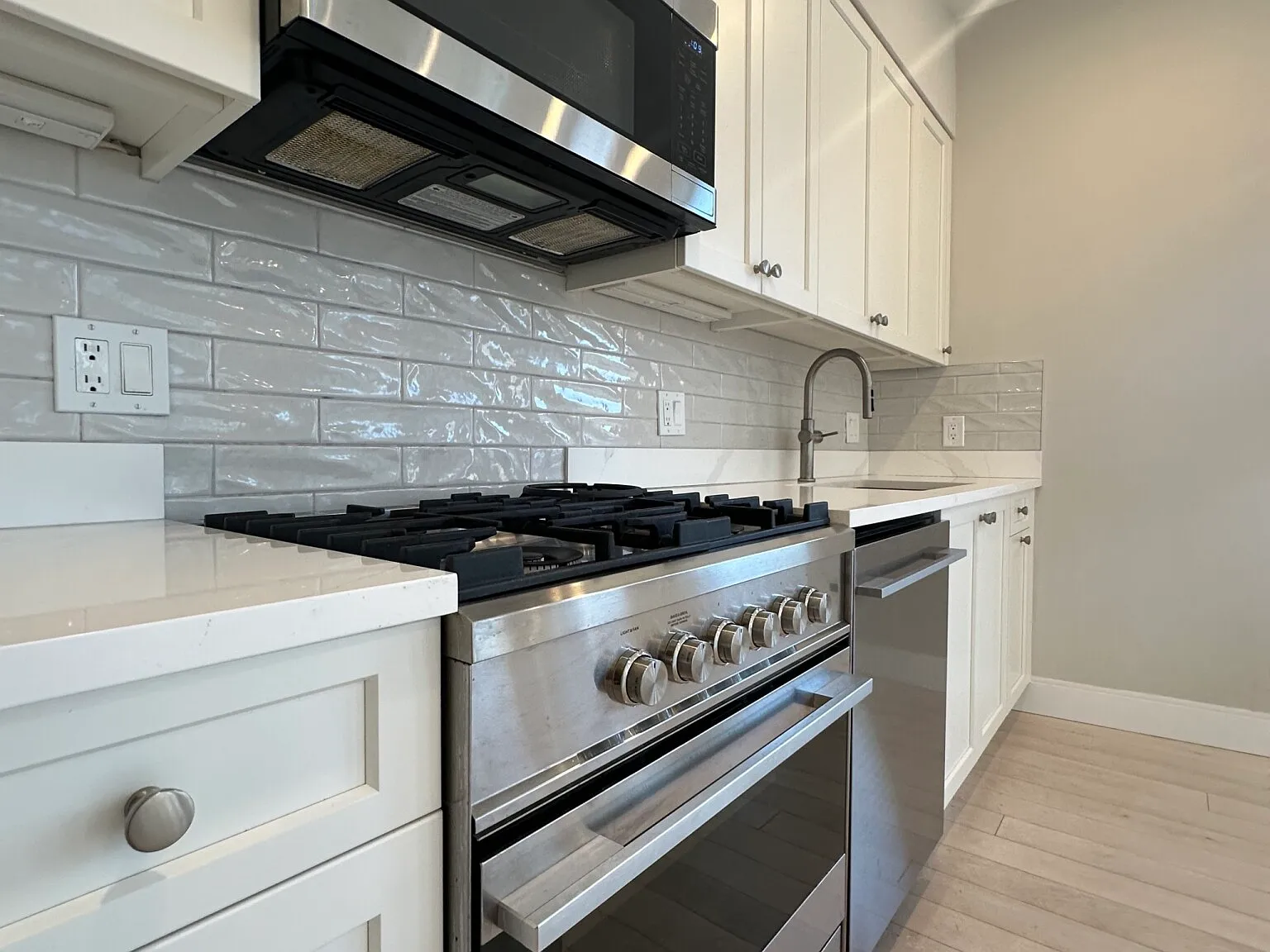 2 bed, 875 sqft, $4,150 — Photo 2