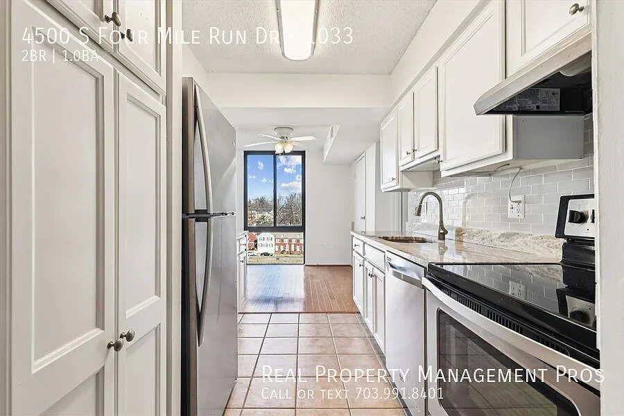 Massive two bedroom condo in the heart of Arlington - easy parking and full time concerige! — Photo 3