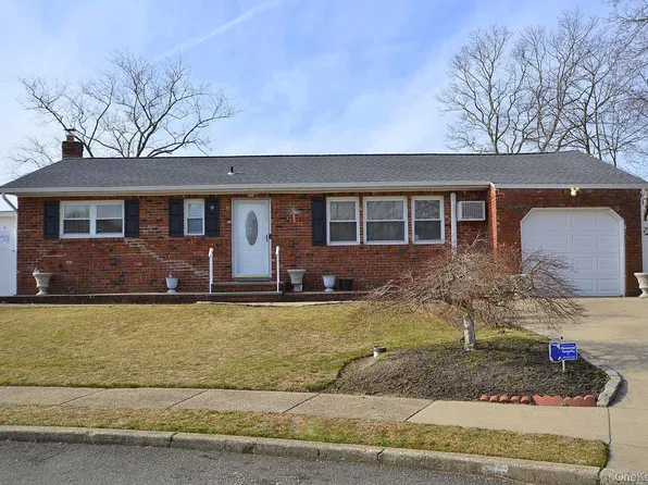 9 Tory Court, Holbrook, NY 11741