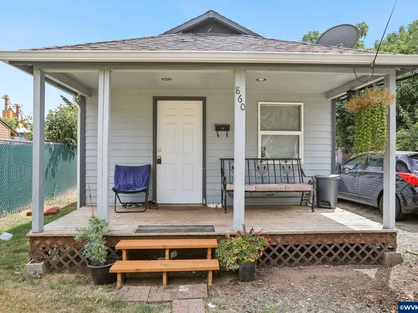 860 N 1st St, Woodburn, OR 97071