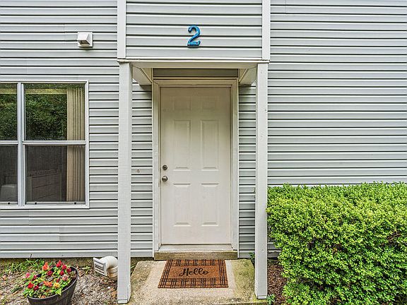 2nd image of 31 Park Cir SE Unit 2