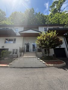 31 Hooks Ln, Edgewater, NJ, 07020