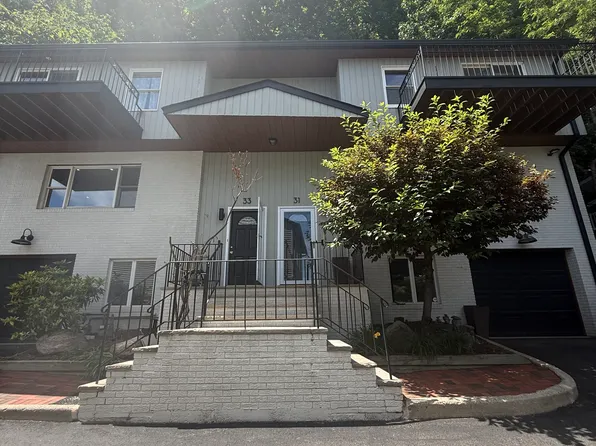 31 Hooks Ln, Edgewater, NJ 07020