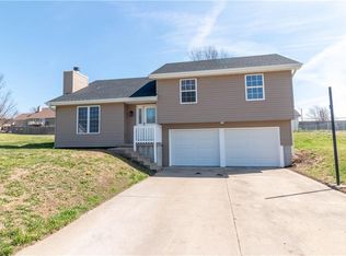 505 Santa Fe Dr, Gower, MO 64454