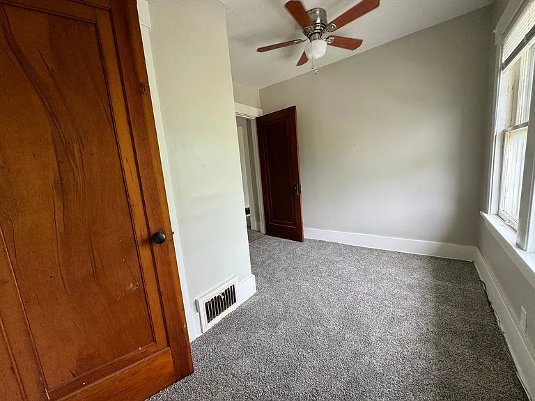 220 John St — Photo 22
