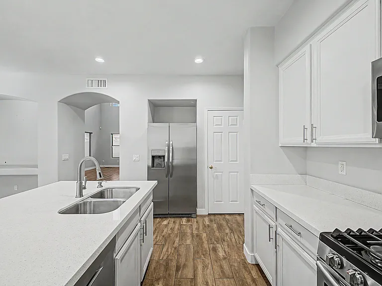 17446 W Yavapai St — Photo 2