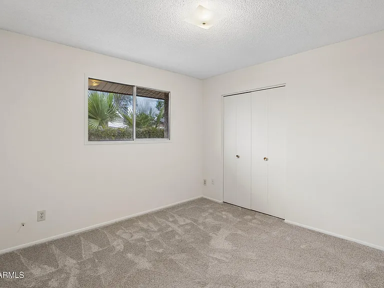 1014 E Balboa Cir — Photo 39