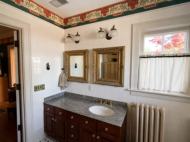 612 N State St — Photo 18