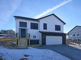 517 Galileo Dr, Riverside, IA 52327