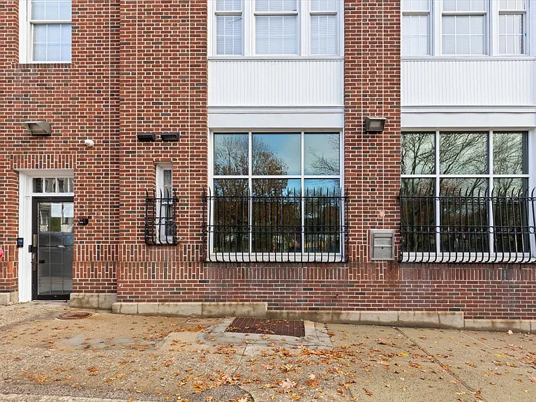 49 Beekman Ave #1 — Photo 9
