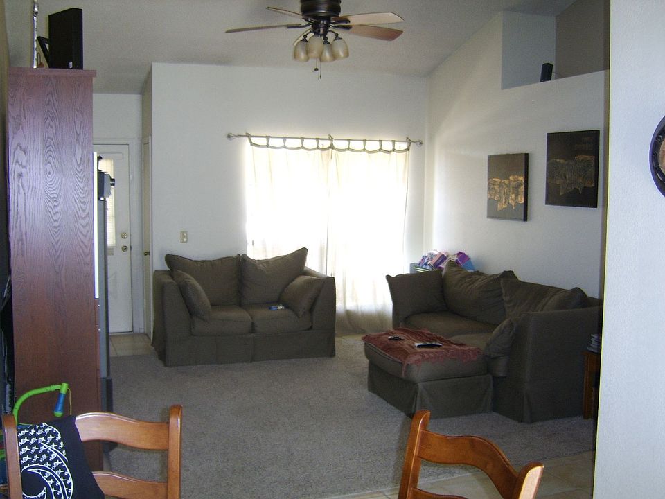 2nd image of 301 W Mohawk Ln