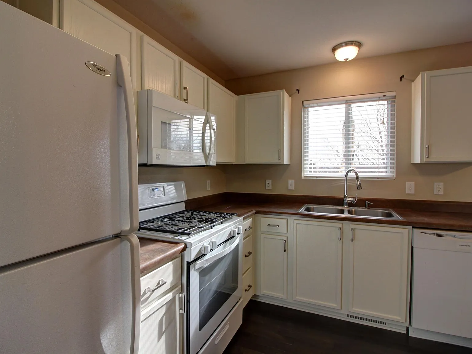 3 bed, 1348 sqft, $1,900 — Photo 4