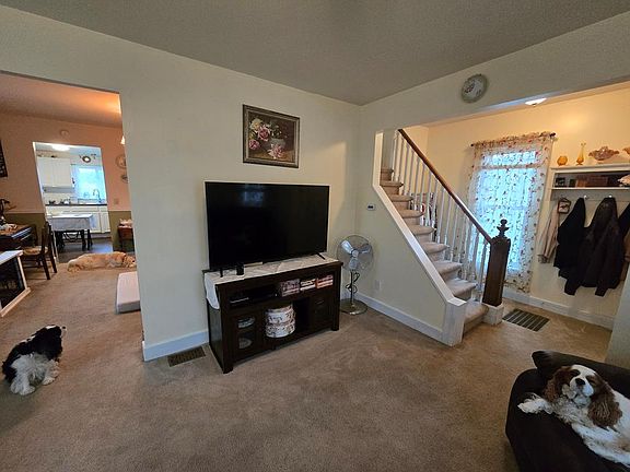 4th image of 215 Maple St