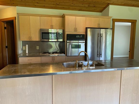 Kitchen w/ stainless counters