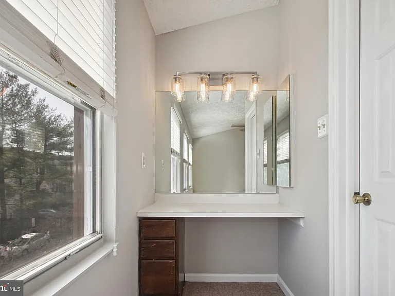 704 Suffield Dr — Photo 12