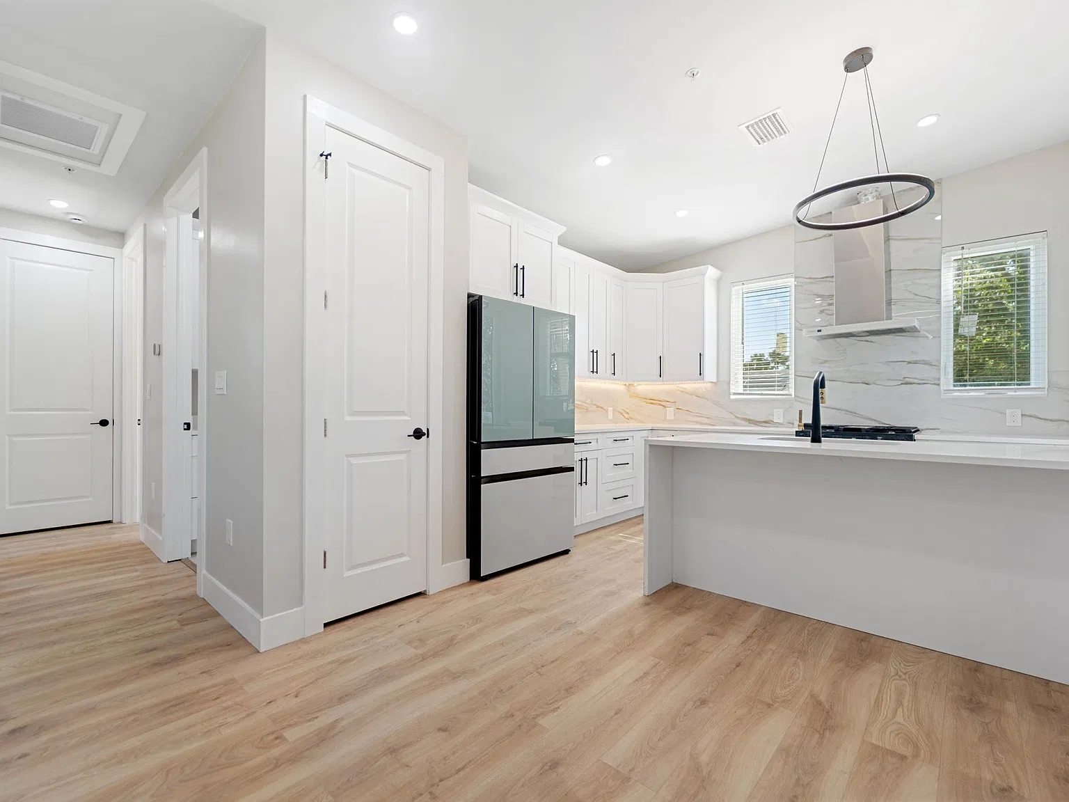 2 bed, 900 sqft, $2,450 — Photo 3