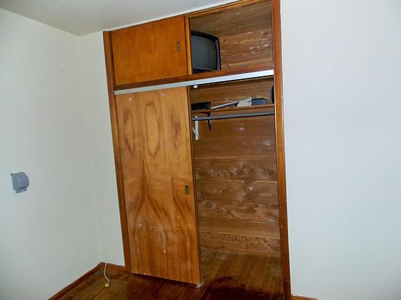 5th image of 111 W Pine St