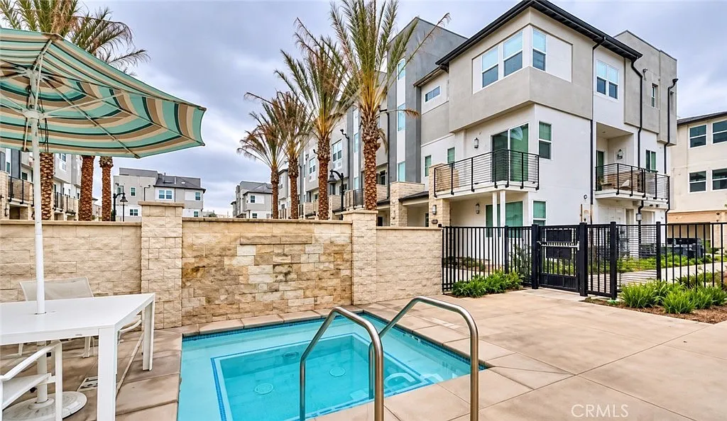 2 bed, 2.5 bath, 1242 sqft, $3,600 — Photo 3